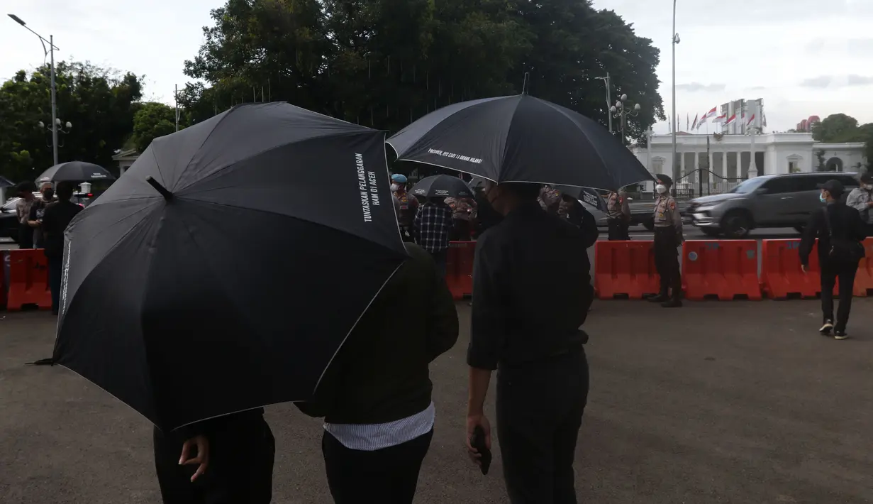 Aktivis dan keluarga serta korban pelanggaran HAM masa lalu melakukan Aksi Kamisan di depan Istana Negara, Kamis (25/11/2021). Sudah 706 kali, para korban dan keluarga menuntut tanggung jawab negara dalam menuntaskan kasus pelanggaran HAM berat di Indonesia. (Liputan6.com/Helmi Fithriansyah)