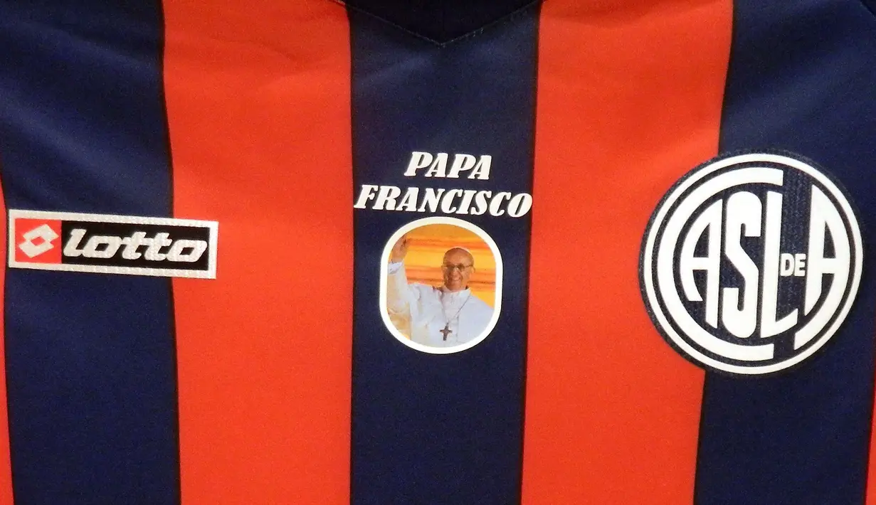 Jersey edisi spesial klub sepak bola San Lorenzo bergambar Kardinal Jorge Mario Bergoglio, sekarang Paus Fransiskus, yang merupakan anggota suporter dari tim tersebut. (AFP/Prensa Club San Lorenzo)