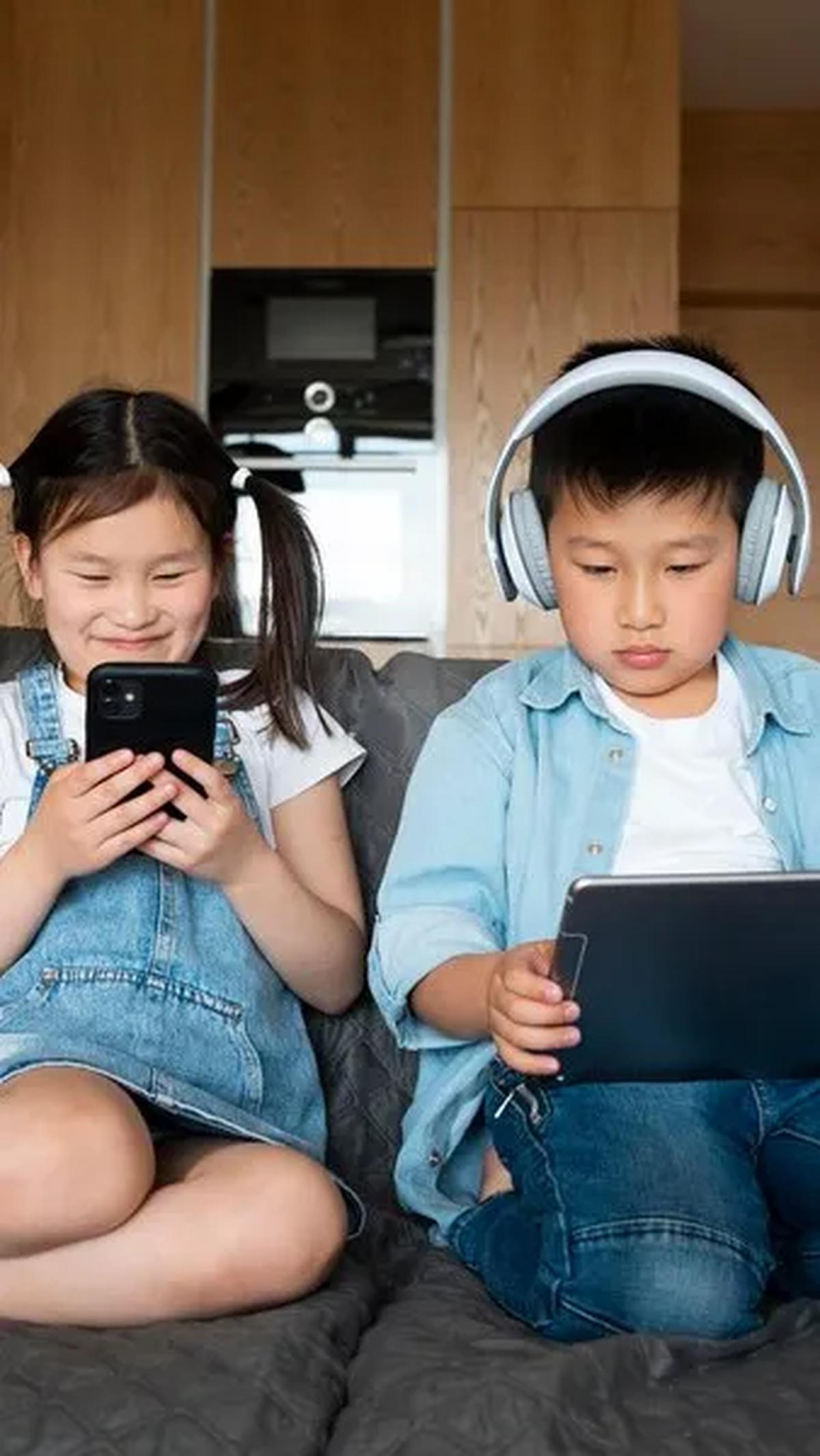 Mengenali batasan waktu yang direkomendasikan oleh WHO dan tetap terlibat secara aktif dalam kehidupan anak dapat membantu menciptakan keseimbangan yang sehat antara teknologi dan perkembangan anak.