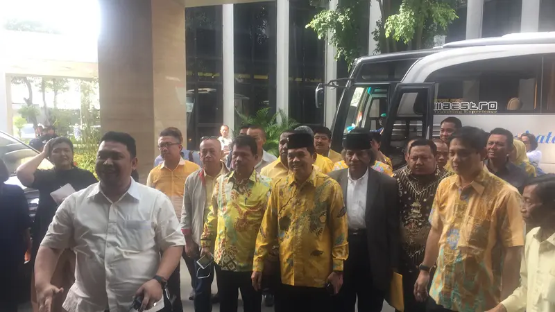 DPD GOlkar datangi DPP Golkar ajukan Munaslub (Liputan6.com/Muhammad Radityo Priyasmoro)