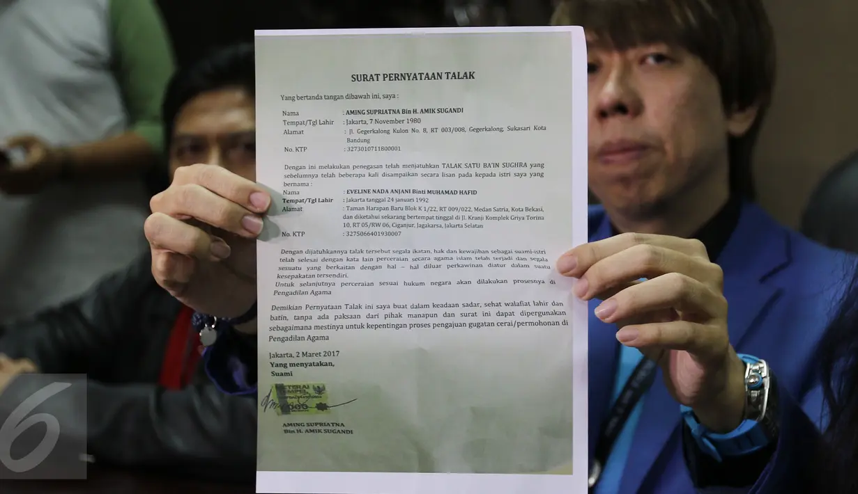 Kuasa hukum Evelyn Nada Anjani memperlihatkan surat talak dari Aming, Jakarta, Jumat (3/3). Evelyn menolak cerai karena permohonan cerai Aming tak beralasan. (Liputan6.com/Herman Zakharia)