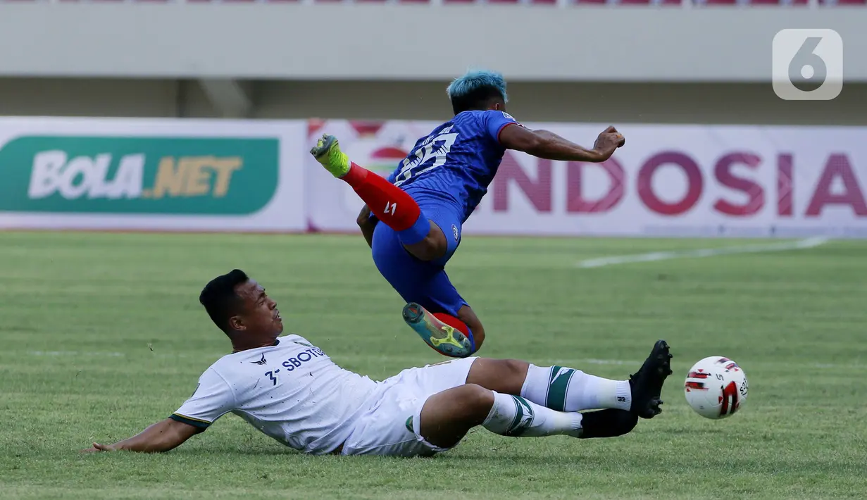 Penyerang Arema FC Kushedya Hari Yudo terjatuh saat berebut bola dengan pemain Persikabo 1973 pada laga Piala Menpora di Stadion Manahan, Solo, Minggu (21/3/2021). Kedua tim bermain imbang 1-1. (Bola.com/M Iqbal Ichsan)