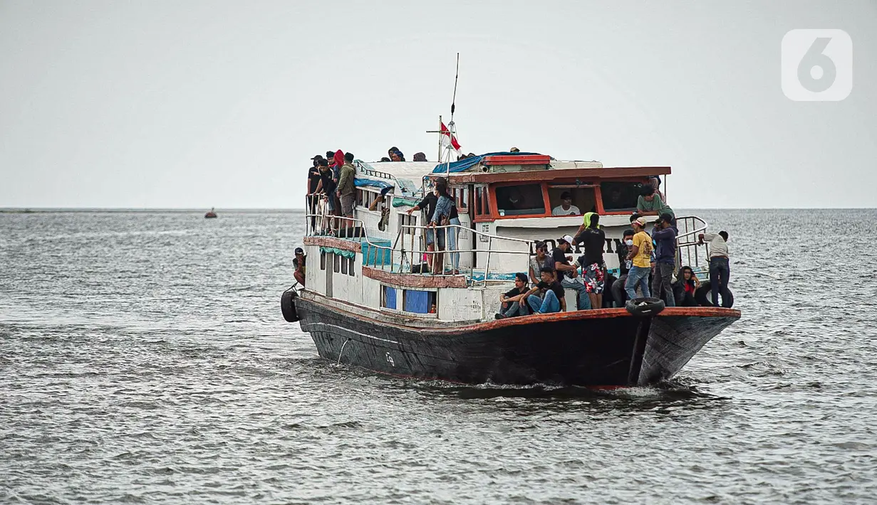 Kapal yang membawa wisatawan usai liburan Tahun Baru mendekati Pelabuhan Kali Adem, Jakarta, Minggu (2/1/2022). Wisatawan memadati Pelabuhan Kali Adem usai berlibur ke pulau-pulau kecil di utara Jakarta untuk merayakan Tahun Baru. (Liputan6.com/Faizal Fanani)