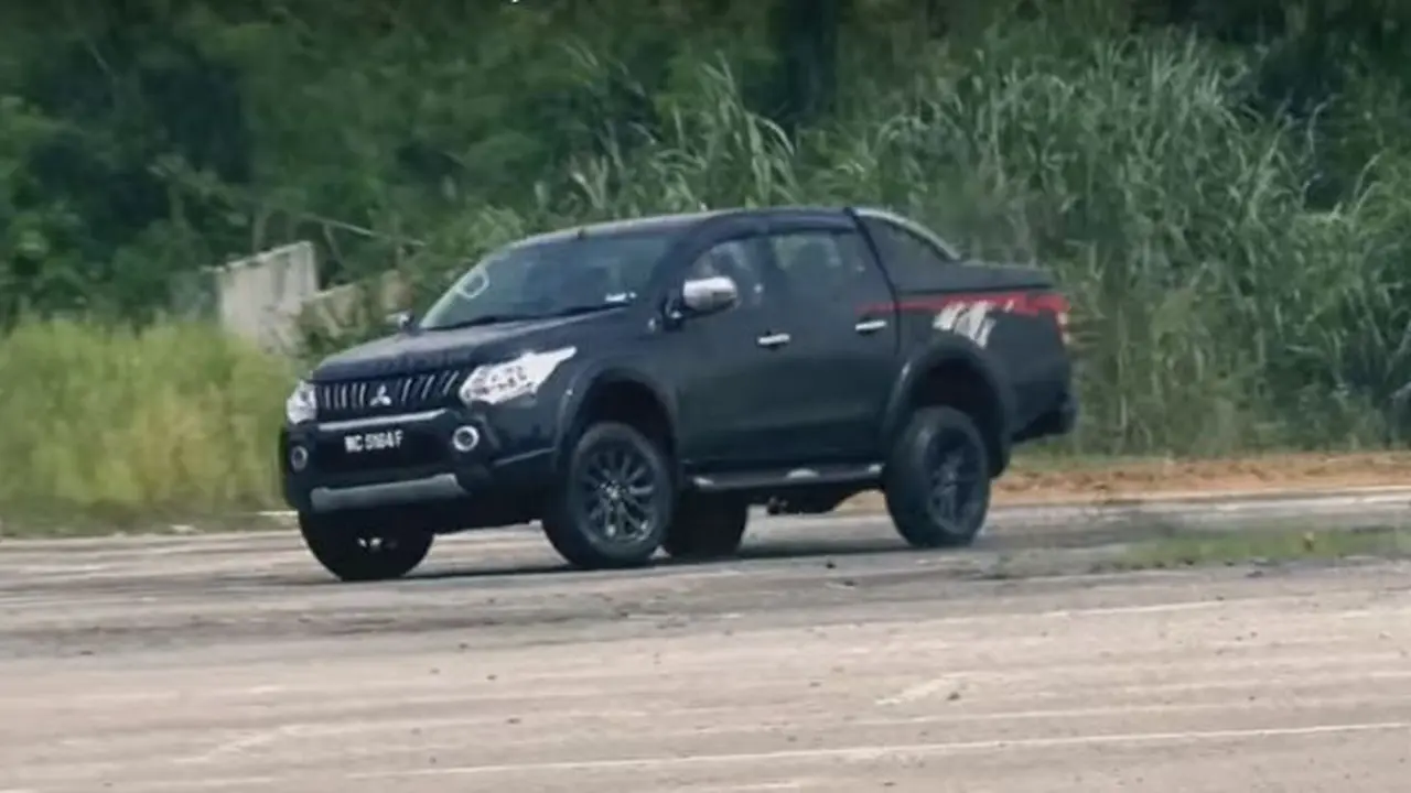 Intip Aksi SPG yang Ajak Calon Konsumen Drifting Pakai Pikap