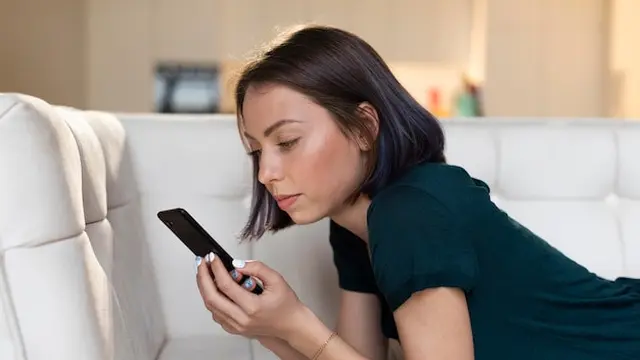 wanita dengan ponsel