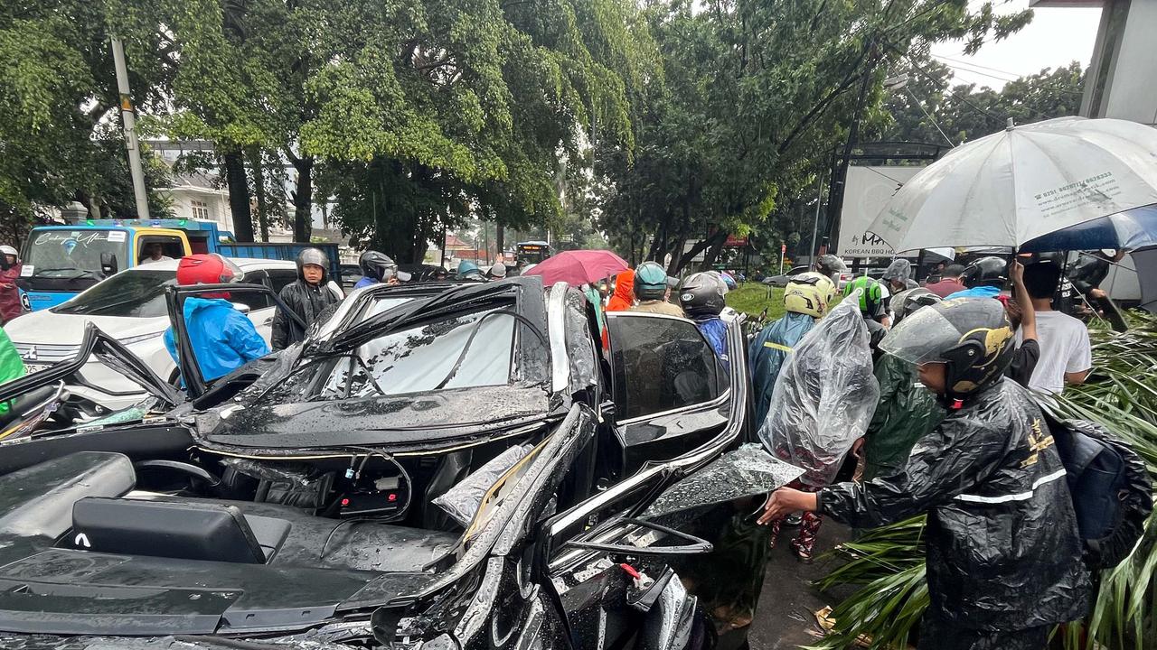FOTO: Pohon Tumbang Timpa Mobil Mewah di Pondok Indah, Supir Tewas di Tempat