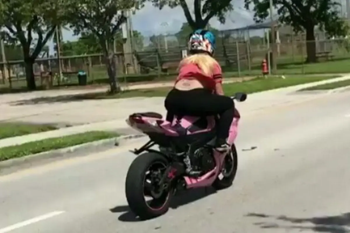 Gaya beringas tante-tante naik sepeda motor sport.