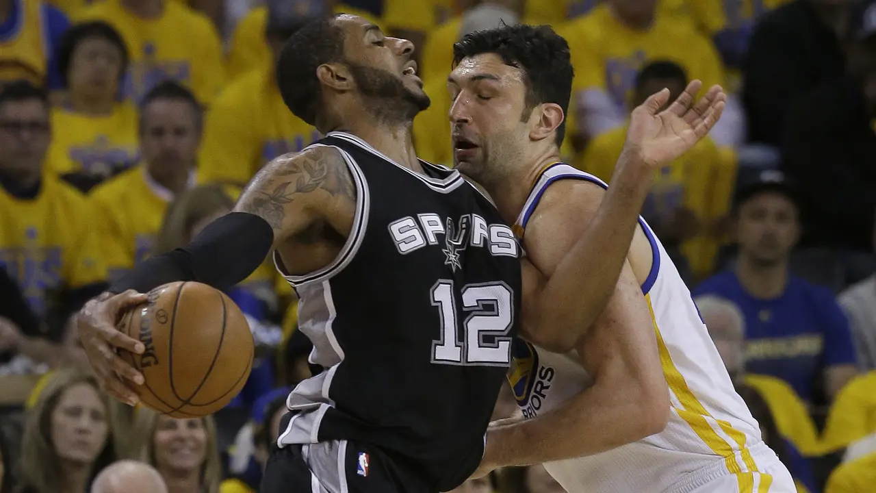 Center Golden State Warriors Zaza Pachulia (kanan) berjibaku dengan forward San Antonio Spurs LaMarcus Aldridge pada gim pertama final Wilayah Barat playoffs NBA 2017 di ORACLE Arena, Senin (15/5/2017) dinihari WIB.