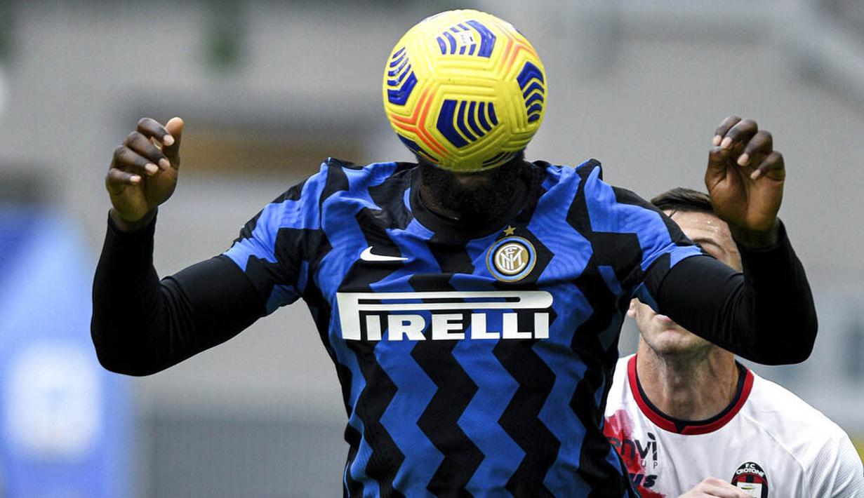 Striker Inter Milan, Romelu Lukaku, meyundul bola saat melawan Crotone pada laga Liga Italia di Stadion Giuseppe Meazza, Minggu (3/1/2021). Inter Milan menang dengan skor 6-2. (Piero Cruciatti /LaPresse via AP)