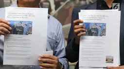 Bukti dugaan pelanggaran pemilu diperlihatkan jelang pembuatan pengaduan di Gedung Bawaslu, Jakarta, Kamis (18/10). Mereka melaporkan dugaan pelanggaran pemilu oleh menteri Luhut Binsar Pandjaitan dan Sri Mulyani. (Liputan6.com/Helmi Fithriansyah)