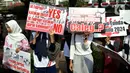 Sejumlah warga membawa poster bertuliskan sosialisasi Pemilu 2024, saat Hari Bebas Kendaraan Bermotor (HBKB) di kawasan Bundaran HI, Jakarta, Minggu (20/8/2023). (Liputan6.com/Johan Tallo)