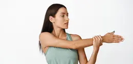 Nyeri siku adalah sesuatu yang bisa muncul tiba-tiba, terutama jika Sahabat Fimela memiliki pekerjaan atau hobi yang memberi tekanan pada lengan Anda. (Foto: Freepik.com).