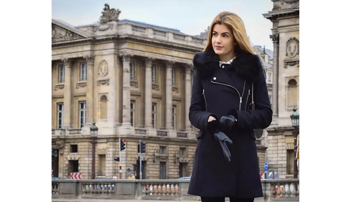Melanie Martins saat befoto dengan latar bangunan di Paris yang menampilkan kecantikannya yang alami. Prancis merupakan Negara asal model top ini. (Foto/Instagram)