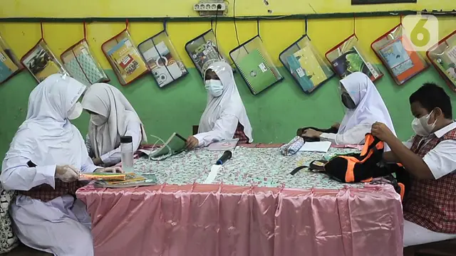 FOTO: Disiplin Prokes saat Pembelajaran Tatap Muka Terbatas