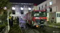 Dalam gambar yang dibuat dari video ini, responden pertama bekerja di lokasi kebakaran rumah sakit di Baghdad pada 24 April 2021. (Foto: AP)