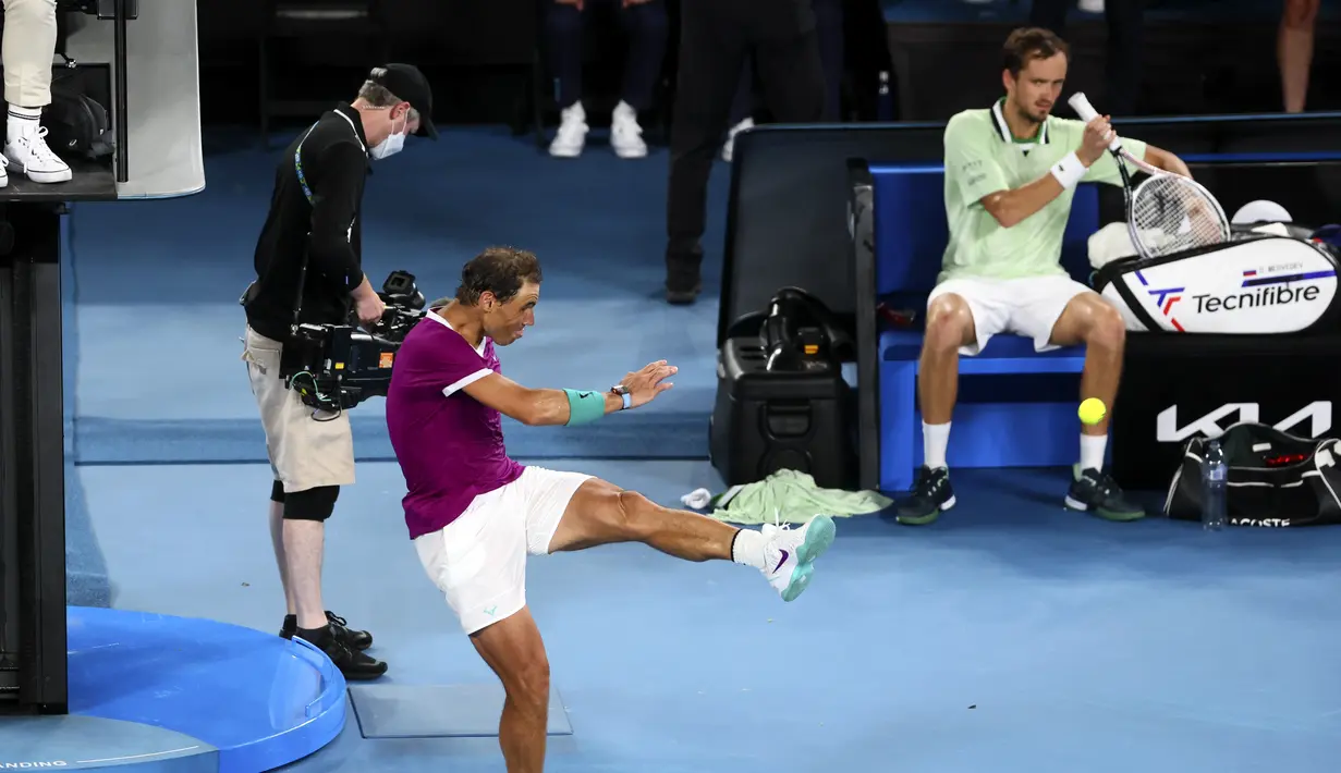 Rafael Nadal asal Spanyol menendang bola saat merayakan kemenangan atas Daniil Medvedev dari Rusia dalam final tunggal putra Tenis Australia Open 2022 di Melbourne, Minggu (31/1/2022). Nadal menang lewat pertarungan lima set dengan skor 2-6, 6-7 (5-7), 6-4, 6-4, dan 7-5. (AP Photo/Patrick Hamilton)