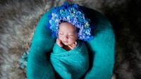 Ilustrasi bayi perempuan. (Photo by Baby Concept: https://www.pexels.com/photo/baby-covered-by-blue-blanket-3169971/)