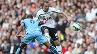 Penyerang Tottenham Hotspur, Harry Kane berusaha melewati pemain Manchester City pada Laga Liga Premier Inggris di Stadion White Hart Lane, Inggris, Minggu (3/5/2015). Manchester City menang 1-0 atas Tottenham Hotspur. (Reuters/Paul Childs)