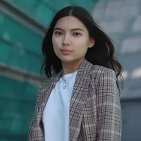 ilustrasi perempuan/Photo by Ilyas Bolatov on Unsplash