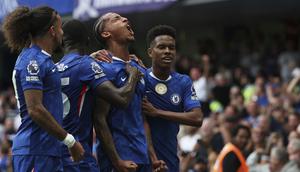 Skuad Chelsea merayakan gol Joao Pedro ke gawang Fulham di pekan ketiga Premier League 2025/2026 di Stamford Bridge, Sabtu (30/08/2025) malam WIB. (AP Photo/Ian Walton)