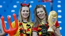 Dua suporter Belgia berpose sebelum pertandingan antara Belgia melawan Jepang pada 16 besar Piala Dunia 2018 di Rostov Arena, Rusia (2/7). Belgia berhasil mengalahkan Jepang 3-2 dan melaju ke babak 8 Besar. (AP Photo/Rebecca Blackwell)