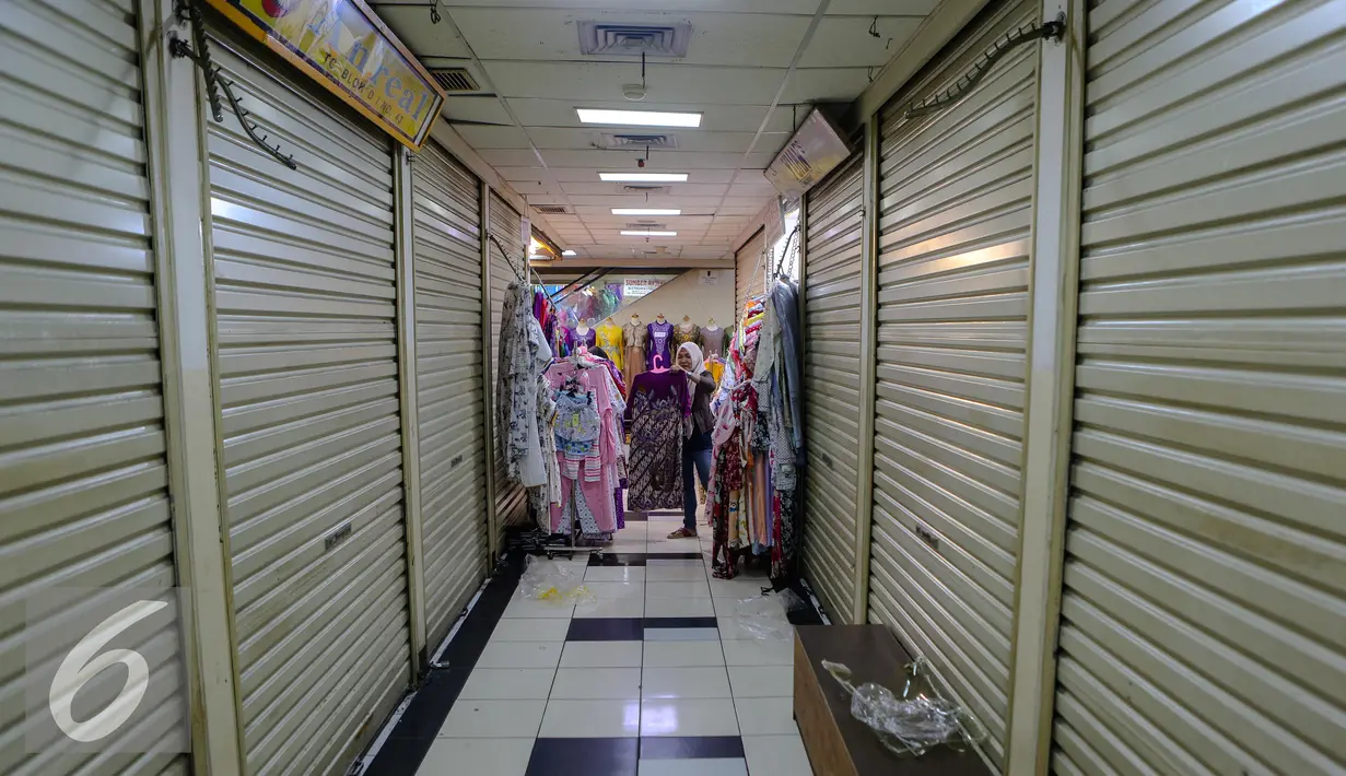 Seorang penjual tampak merapikan barang dagangannya di Pasar Tanah Abang Blok C, Jakarta, Selasa (21/7/2015). Aktivitas ekonomi di blok tersebut perlahan-lahan mulai kembali pulih setelah liburan lebaran. (Liputan6.com/Faizal Fanani)