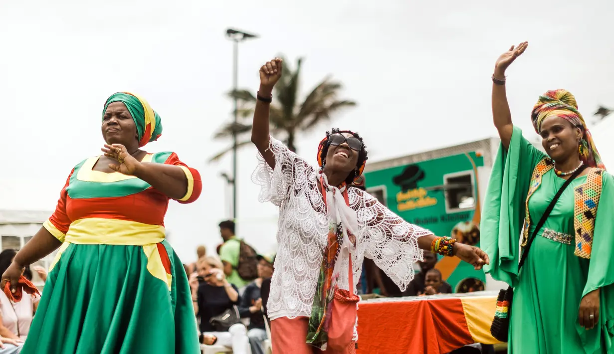 Penggemar musik reggae menari bersama saat memperingati ulang tahun Bob Marley dalam One Love Festival and Rasta Fair di North Beach Amphitheatre, Durban, Afrika Selatan, Minggu (3/2). (RAJESH JANTILAL/AFP)