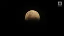 Pemandangan saat terjadi fenomena gerhana bulan parsial yang terlihat dari kawasan Museum Fatahillah Kota Tua, Jakarta Barat, Rabu (31/1). Kawasan Kota menjadi tempat untuk menyaksikan gerhana bulan. (Liputan6.com/Arya Manggala)