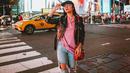 Ciptakan look streetstyle yang kece dengan padu padan t-shirt warna pink, leather jacket, dan ripped jeans seperti yang dikenakan Febby Rastanty satu ini. (Instagram/febbyrastanty).