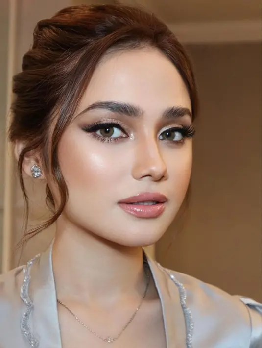 Makeup Syifa Hadju langsung dipuji netizen. Tak sedikit yang memujinya cantik mirip barbie. [Foto: IG/syifahadju].