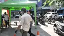 Petugas Satpol PP saat menjaring salah seorang warga yang tidak mengenakan masker di area Pasar Kramat Jati, Jakarta, Rabu (17/6/2020). Bagi pelanggar aturan PSBB juga diberikan sanksi hukuman sosial membersihkan jalanan guna meningkatkan kedisiplinan warga. (merdeka.com/Iqbal S. Nugroho)