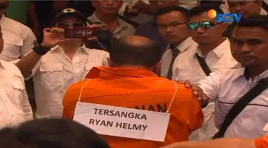 Dalam pra-rekonstruksi yang dijaga ketat petugas bersenjata lengkap, Helmi memperagakan 23 adegan.