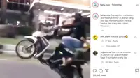 Dalam video yang dibagikan terlihat pengendara motor dan penumpang melakukan aksi berbahaya saat berkendara di jalan. (@fakta.indo)