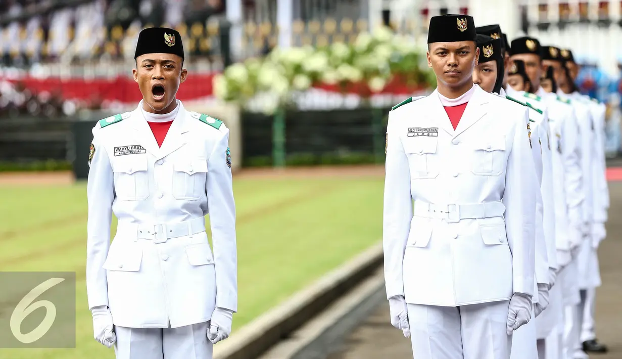 Paskibraka 2016 melakukan latihan baris berbaris saat gladi bersih Upacara HUT ke-71 Kemerdekaan RI di Istana Merdeka, Jakarta, Senin (15/8). (Liputan6.com/Faizal Fanani)