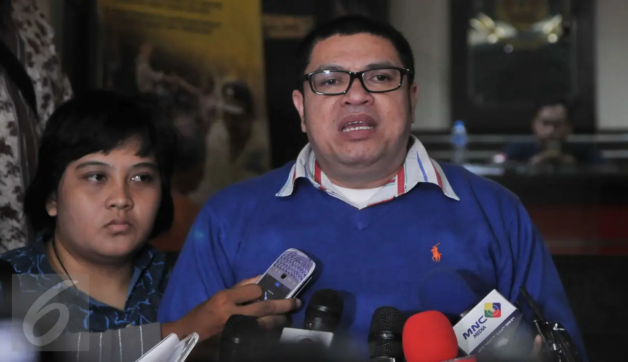 Kuasa hukum Daeng Azis, Razman Arif Nasution memberikan keterangan pers ketika mendatangi Polda Metro Jaya, Jakarta, Jumat (26/2). Tersangka kasus prostitusi di Kalijodo, Daeng Azis, kembali mangkir dari panggilan kedua Polda. (Liputan6.com/Johan Tallo)