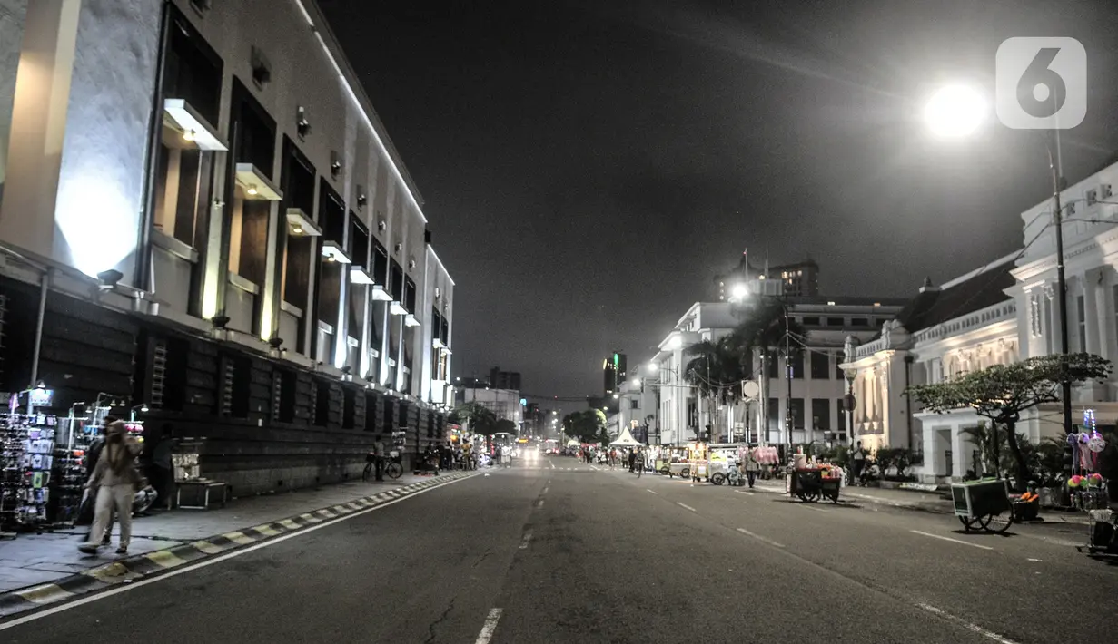 Pedagang menggelar dagangannya di kawasan Kota Tua, Jakarta, Kamis (31/12/2020). Pemprov DKI Jakarta menutup kawasan Kota Tua pada malam Tahun Baru kali ini guna mencegah kerumunan warga sebagai langkah memutus penyebaran COVID-19. (merdeka.com/Iqbal S. Nugroho)