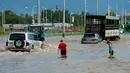 Kota Minks di Belarus terkena banjir akibat hujan lebat yang terus mengguyur, Rabu (13/7). (REUTERS / Vasily Fedosenko)