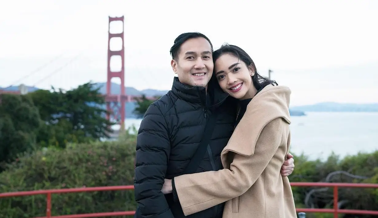 Jelang anak laki-lakinya lahir, Ririn sempat mendapat kejutan Baby Shower dari para sahabatnya. Dan artinya, kebahagiaan juga dirasakan orang-orang terdekat mereka. (Instagram/ririndwiariyanti)