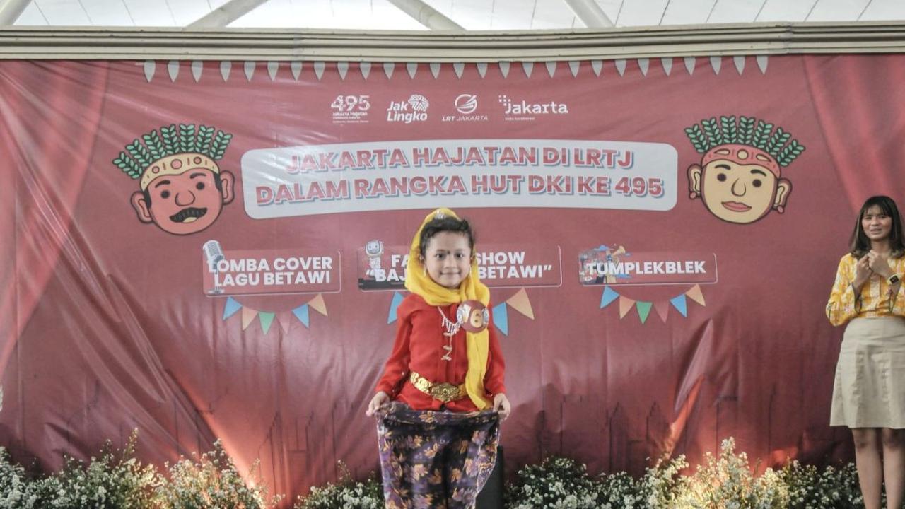 2. Baju Adat Betawi (Kebaya Encim atau Kerancang)