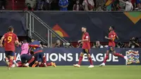 Para pemain Spanyol merayakan setelah pemain Spanyol Joselu mencetak gol kedua mereka selama pertandingan sepak bola semifinal Nations League antara Spanyol dan Italia di stadion De Grolsch Veste di Enschede, Belanda timur, Kamis, 15 Juni 2023. (AP Photo/Peter Dejong)