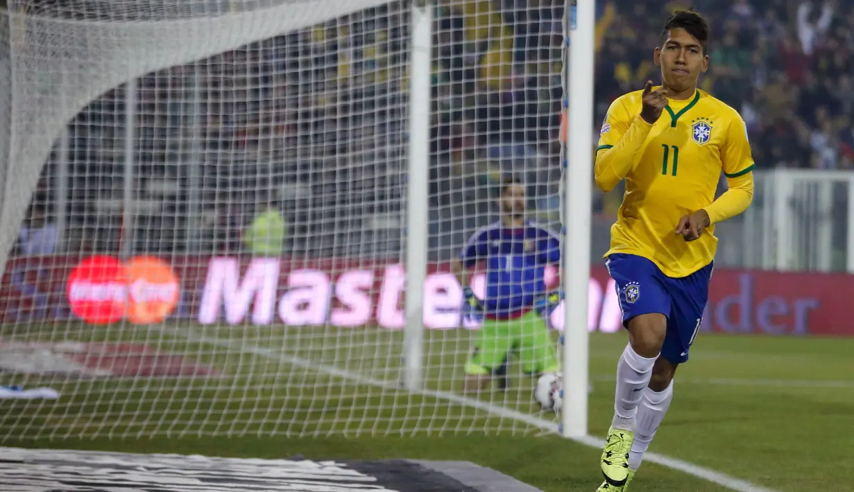 Gelandang Brasil, Roberto Firmino melakukan selebrasi usai mencetak gol saat pertandingan Copa Amerika 2015 di Stadion Monumental David Arellano, Santiago, Chili, (22/6/2015). Brasil menang tipis 2-1 atas Venezuela. (REUTERS/Ivan Alvarado)