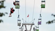Tim pemadam kebakaran mengevakuasi penumpang kereta gantung yang terjebak di udara di Kota Koln, Jerman, Minggu (30/7). Setidaknya 100 orang terjebak setelah kereta gantung yang ditumpanginya menabrak tiang dan mendadak terhenti (Rainer Jensen/dpa via AP)