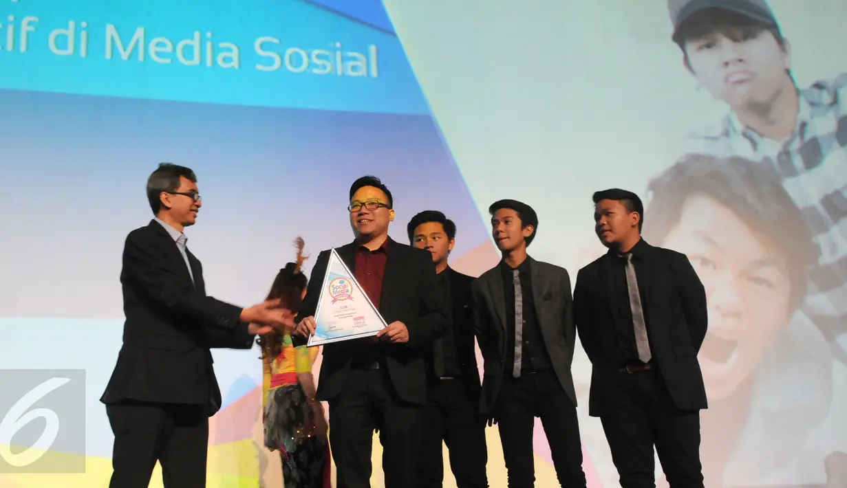 Personil Grup Boyband Remaja, CJR menerima penghargaan Social Media Award 2015 di Jakarta, Kamis (22/10/2015). Penghargaan didasarkan hasil riset dua lembaga, Media Wave dan Survey One. (Liputan6.com/Helmi Fithriansyah)