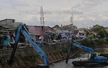 FOTO: Antisipasi Banjir di Musim Hujan, Pengerukan Lumpur di Kali Ciliwung Terus Dikebut