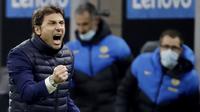 Antonio Conte – Conte berhasil membawa Nerazzurri bertengger di puncak klasemen dan berpeluang menjuarai Serie A musim ini. Namun sebelum melatih Inter Milan, Conte telah lebih dulu sukses di Juventus dengan menyabet 3 Scudetto secara beruntun.  (AP/Luca Bruno)