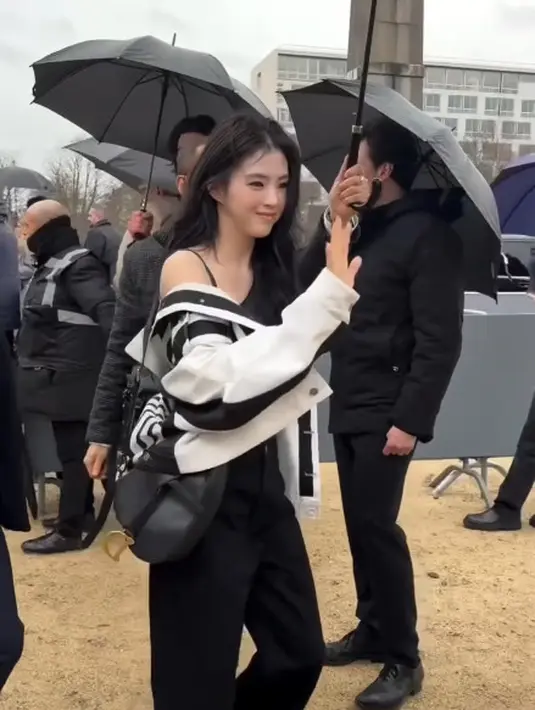 Han So Hee lengkapi outfit boyish-nya dengan Saddle Bag hitam polos dari Dior [@xeesoxee_twfan]