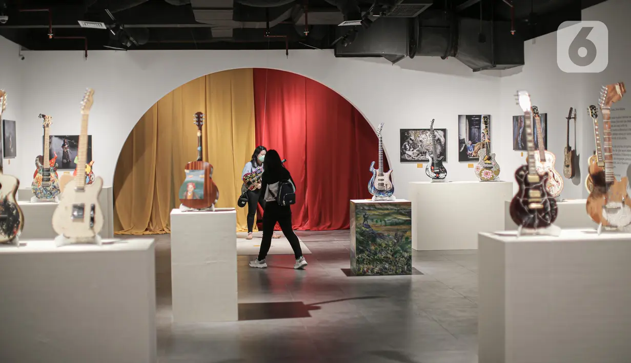 Suasana Pameran Distrik Seni Sesi 2 bertajuk "Berkelanjutan!" di Gedung Sarinah, Jakarta, Minggu (11/9/2022). Pameran yang menampilkan karya seni dari 30 seniman itu berlangsung hingga 24 November 2022. (Liputan6.com/Faizal Fanani)