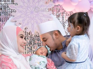 Habib Usman bin Yahya, begitu bahagia menyambut kehadiran putri kecilnya, Khadeejah. (Foto: Instagram/@kartikaputriworld)