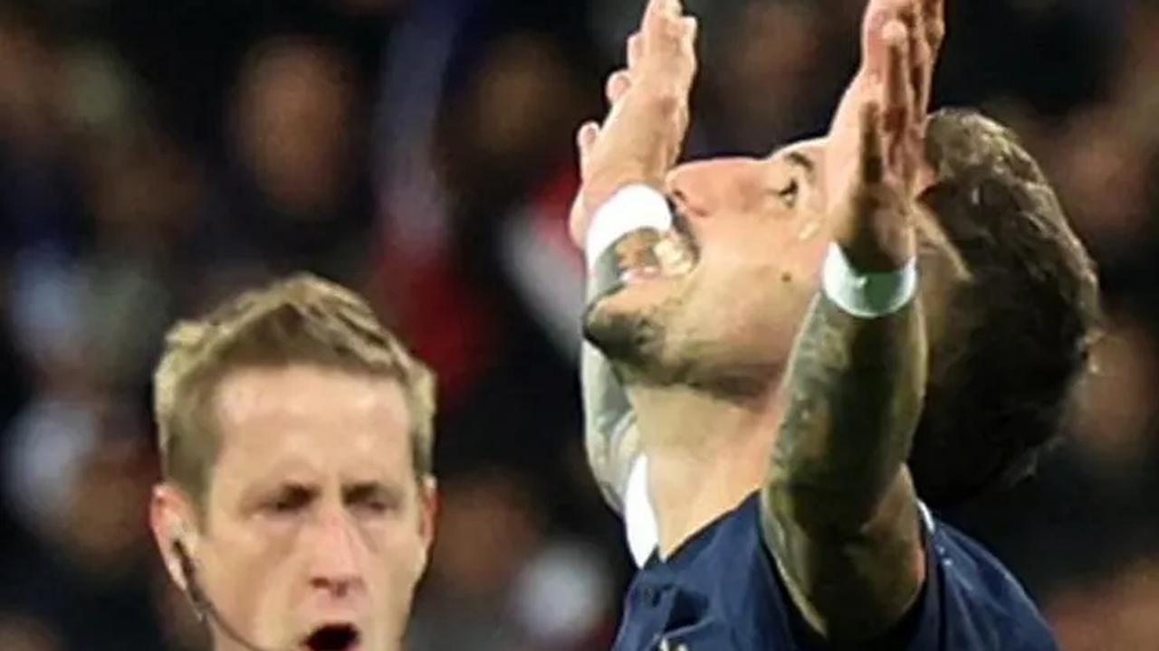 Kemenangan telak bersejarah Timnas Prancis ini membuat posisinya semakin kokoh berada di puncak klasemen Grup B Kualifikasi Euro 2024.