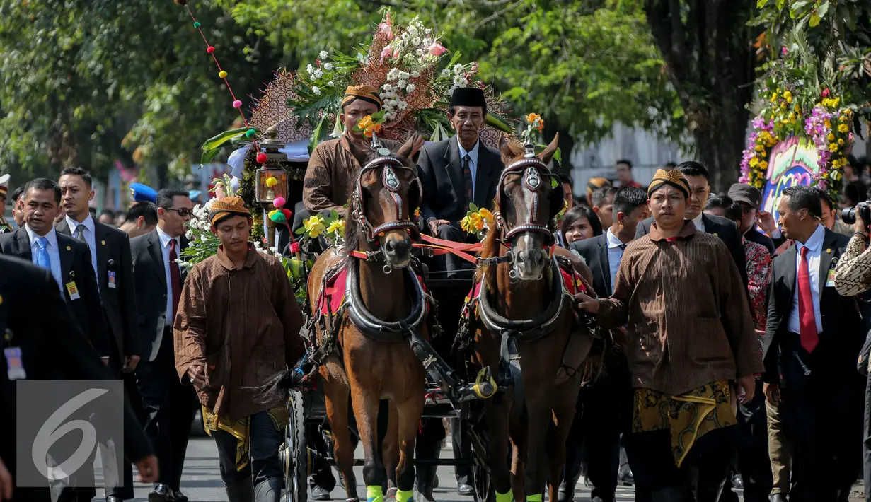 Kereta kuda yang membawa pasangan pengantin Gibran-Selvi berjalan menuju rumah Jokowi di Jalan Kutai Utara, Solo, Jateng, Kamis (11/6/2015). Perjalanan mendapat pengawalan ketat Pasukan Pengamanan Presiden (Paspampres). (Liputan6.com/Faizal Fanani)